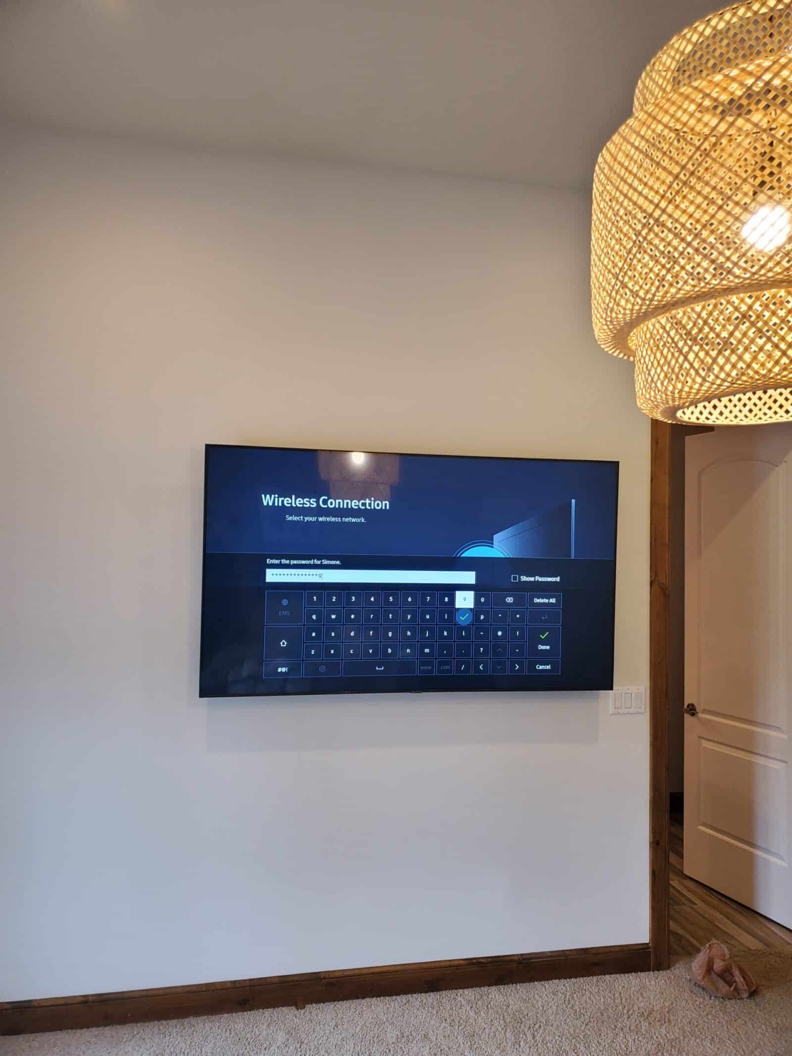 Mounted TV with a clean equipment layout